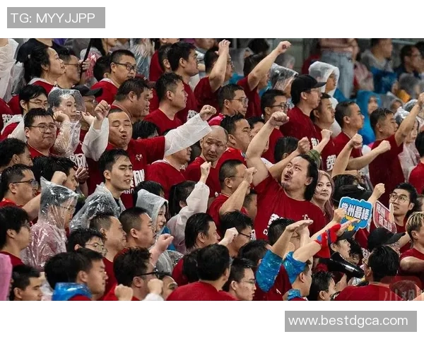 武汉足球队迎战上海队激烈对决引发球迷热情期待