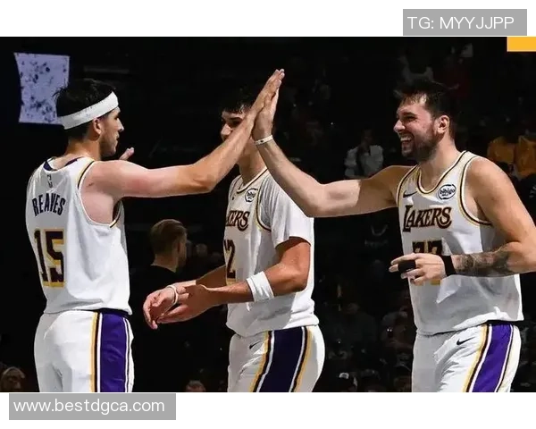 湖人雄鹿激战正酣双方全力以赴争夺胜利荣耀